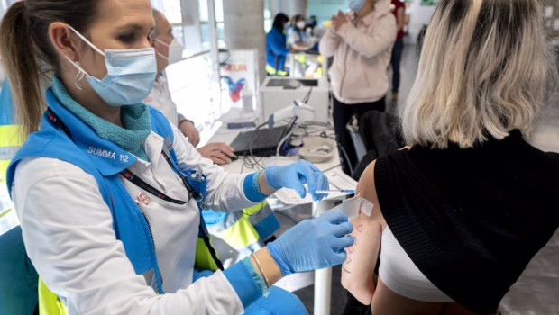 ep enfermera vacuna a una mujer en el wizink