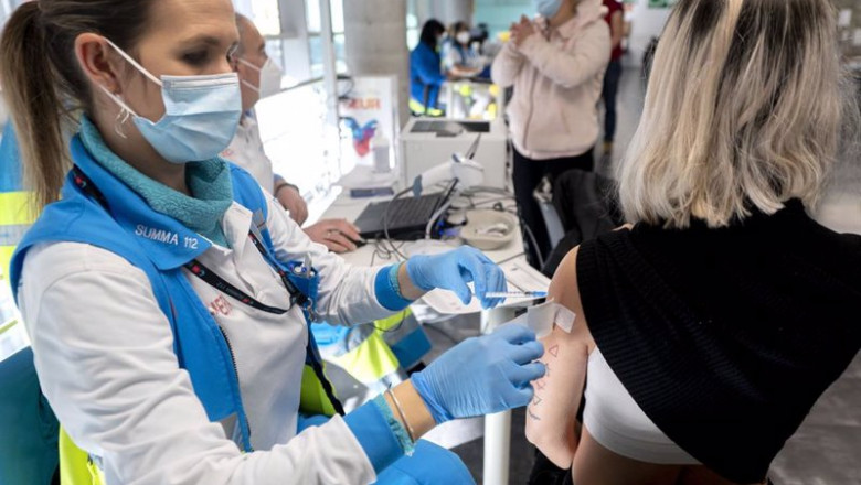 Enfermera vacuna a una mujer en el Wizink | Alberto Ortega - Europa Press ep enfermera vacuna a una mujer en el wizink