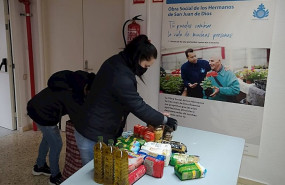 ep familias durante el reparto de alimentos del albergue san juan de dios de madrid