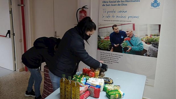 ep familias durante el reparto de alimentos del albergue san juan de dios de madrid