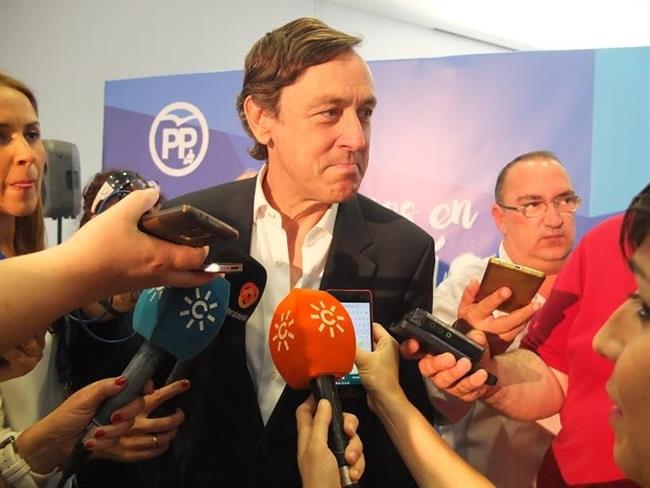 Hernando, en declaraciones a los periodistas en Almería | EUROPA PRESS ep hernando en declaracioneslos periodistasalmeria
