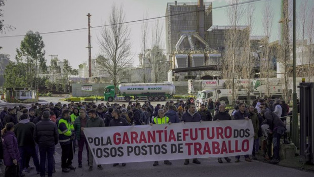 ep huelguistas en una manifestacion durante una jornada de huelga de trabajadores de ence pontevedra