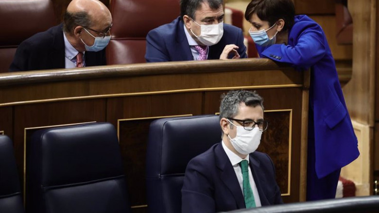 (I-D) El diputado del PNV, Mikel Legarda; el portavoz del PNV, Aitor Esteban; y la ministra portavoz, Isabel Rodríguez, conversan en el hemiciclo al lado del ministro de la Presidencia, Félix Bolaños, en una sesión plenaria, en el Congreso | Eduardo Parra - Europa Press ep i d el diputado del pnv mikel legarda el portavoz del pnv aitor esteban y la ministra portavoz