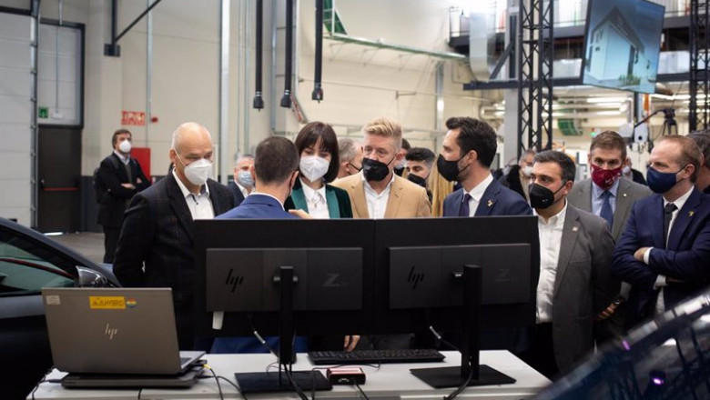 (I-D) El vicepresidente de I+D de la compañía, Werner Tietz; la ministra de Ciencia e Innovación, Diana Morant; el presidente de Seat y Cupra, Wayne Griffiths y el conseller de Empresa y Trabajo, Roger Torrent, acuden a la inauguración del nuevo Test Cent | David Zorrakino - Europa Press ep i d el vicepresidente de id de la compania werner tietz la ministra de ciencia e innovacion diana