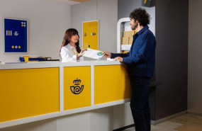 ep imagen de la entrega de un paquete de una oficina de correos
