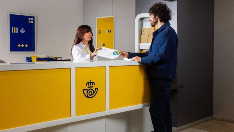 Imagen de la entrega de un paquete de una oficina de Correos | CORREOS ep imagen de la entrega de un paquete de una oficina de correos