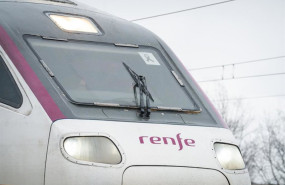 ep imagenes de un tren de renfe con un cartel con crespon negro por las victimas en accidente