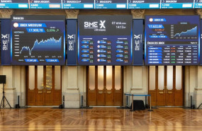 ep interior del edificio de la bolsa de madrid con la cotizacion de las mayores empresas de espana