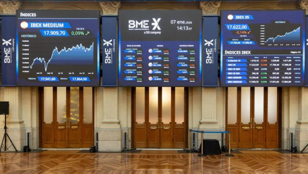 ep interior del edificio de la bolsa de madrid con la cotizacion de las mayores empresas de espana