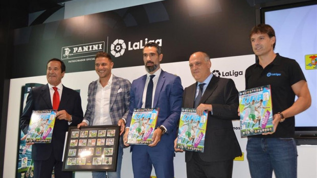 ep javier tebas junto a fernando sanz morientes y joaquin en la presentacion de cromos de panini de