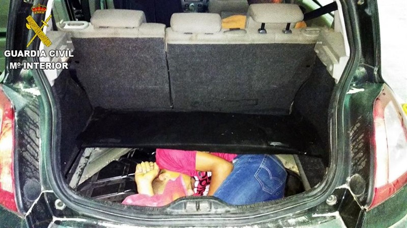 ep joven oculto dentro del hueco de la rueda de repuesto de un vehiculo en melilla