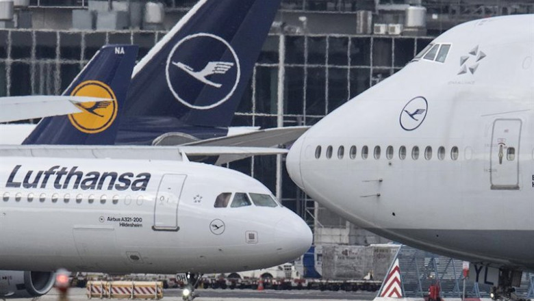 La aerolínea alemana Lufthansa reducirá un 50% los vuelos. | Boris Roessler/dpa ep la aerolinea alemana lufthansa reducira un 50 los vuelos