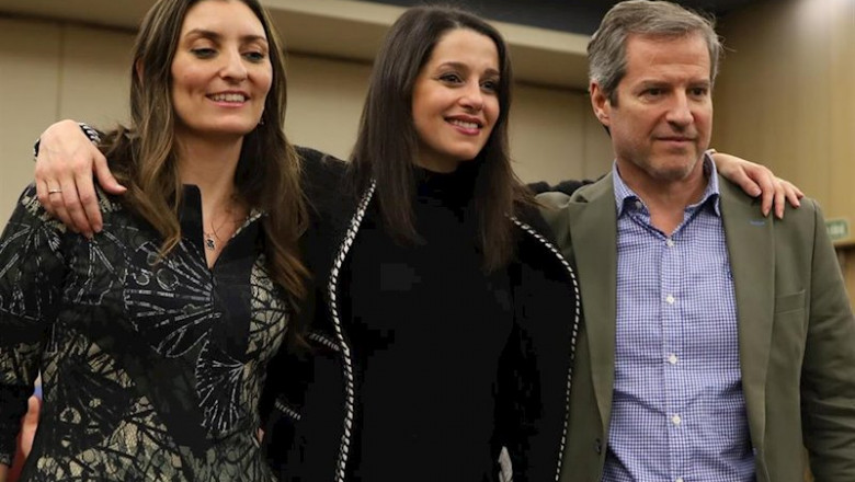 La diputada de Ciudadanos, Sara Giménez; la portavoz de Ciudadanos en el Congreso, Inés Arrimadas; y el portavoz del partido en las Cortes de Aragón, Daniel Pérez Calvo, un encuentro con afiliados. | Fabián Simón - Europa Press ep la diputada de ciudadanos sara gimenez la portavoz de ciudadanos en el congreso ines arrimadas y