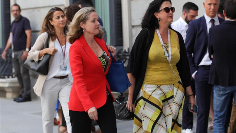 La ministra de Economía en funciones, Nadia Calviño (2i), llega al Congreso de los Diputados, horas previas a la segunda votación para la investidura del candidato socialista a la Presidencia del Gobierno. | Jesús Hellín - Europa Press - Archivo ep la ministra de economia en funciones nadia calvino 2i llega al congreso de los diputados horas