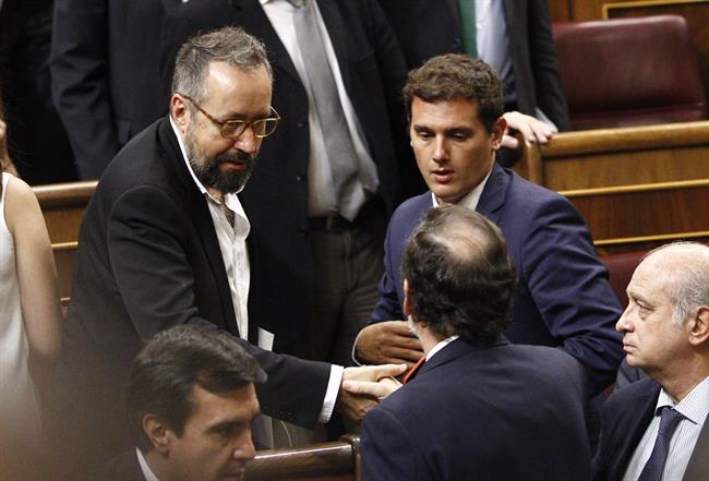 Mariano Rajoy (de espaldas) y Albert Rivera (derecha) en la sesión de investidura en el Congreso. | EUROPA PRESS ep mariano rajoyalbert riverala sesioninvestiduracongreso