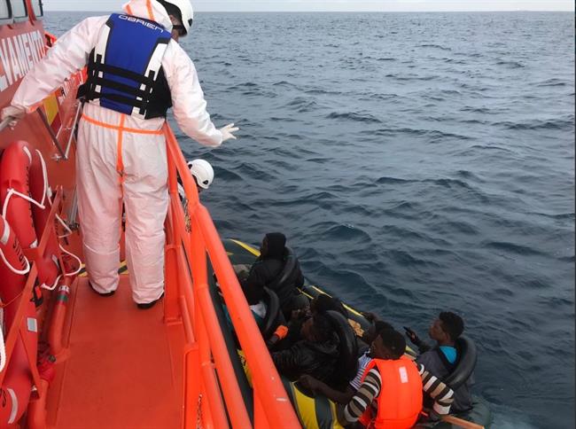 Migrantes en una patera tipo 'toy' | SALVAMENTO MARÍTIMO ep migrantesuna patera tipo toy