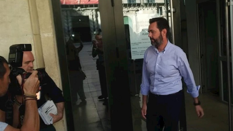 ep miguel lopez sale de la audiencia provincial el pasado dia 30 de septiembre tras presentarse en