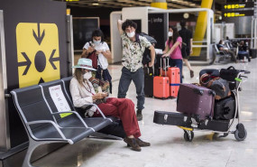 ep pasajeros de un vuelo procedente de uruguay a su llegada a las instalaciones de la terminal t4