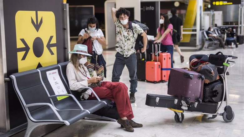 Pasajeros de un vuelo procedente de Uruguay a su llegada a las instalaciones de la Terminal T4 del Aeropuerto Adolfo Suárez Madrid-Barajas, a 7 de junio de 2021, en Madrid, (España). España permite desde este lunes la entrada de viajeros que acrediten es | Alejandro Martínez Vélez - Europa Press ep pasajeros de un vuelo procedente de uruguay a su llegada a las instalaciones de la terminal t4