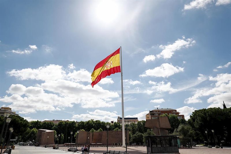 ep plaza de colon de madrid con la bandera de espana en el centro
