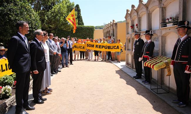 El presidente Quim Torra en la ofrenda floral a la tumba de Josep Irla | GENERALITAT ep presidente quim torrala ofrenda floralla tumbajosep irla