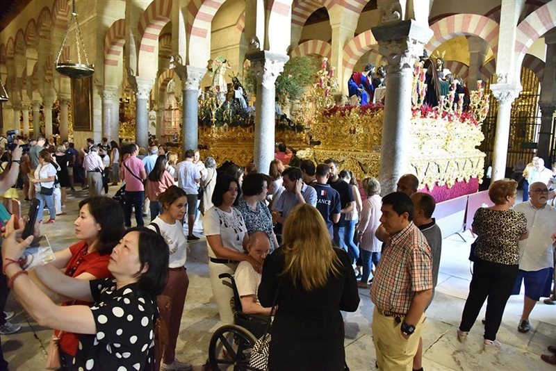 ep turistas y cordobeses durante la visita a la magna nazarena en la mezquita-catedral de cordoba
