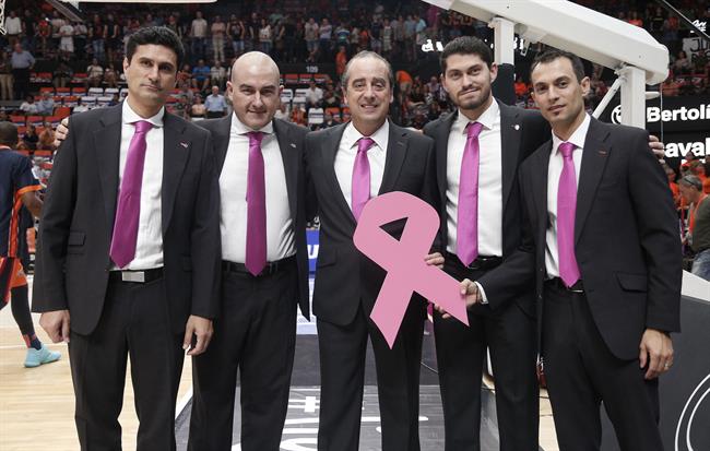 Txus Vidorreta con su cuerpo técnico | ACB PHOTO/M.Á. POLO ep txus vidorretasu cuerpo tecnico