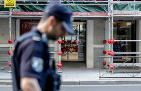 ep un agente de la policia nacional delante de la sede nacional del psoe en ferraz