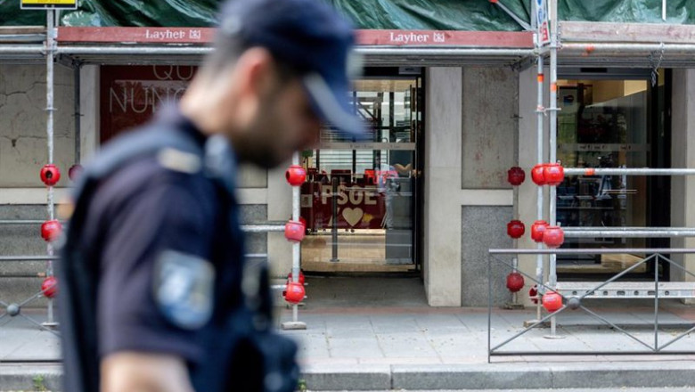 ep un agente de la policia nacional delante de la sede nacional del psoe en ferraz