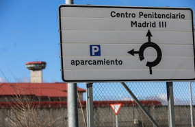 ep un cartel indica la direccion a la entrada de la carcel de valdemoro en madrid