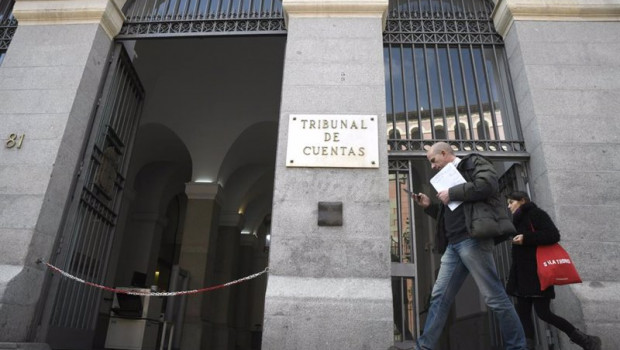 ep un hombre pasa por la puerta principal del edificio del tribunal de cuentas en la calle fuecarral