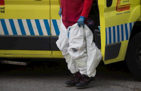 ep un miembro de ambulancias se coloca el traje epi antes del homenaje a los sanitarios en el