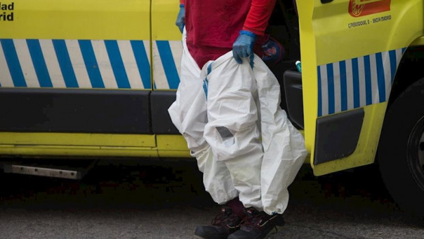 ep un miembro de ambulancias se coloca el traje epi antes del homenaje a los sanitarios en el
