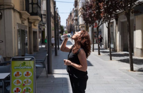 ep una mujer bebe agua a 5 de julio de 2024 en badajoz extremadura espana