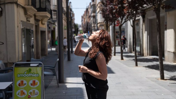 ep una mujer bebe agua a 5 de julio de 2024 en badajoz extremadura espana