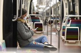 ep una mujer con mascarrilla en el metro de paris durante el brote de coronavirus