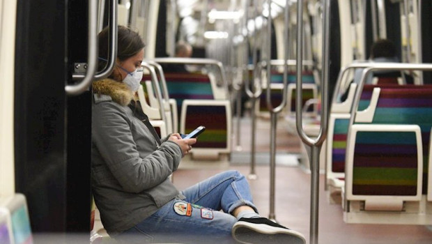 ep una mujer con mascarrilla en el metro de paris durante el brote de coronavirus