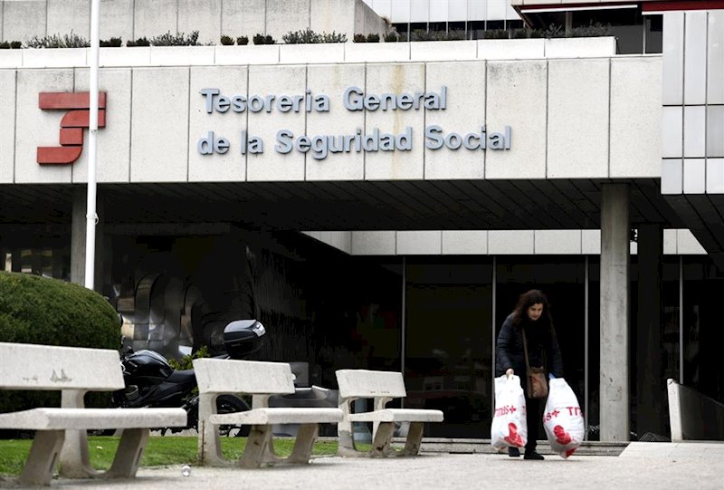 https://img2.s3wfg.com/web/img/images_uploaded/8/7/ep_una_persona_pasa_por_la_entrada_de_la_sede_de_la_tesoreria_general_de_la_seguridad_social_en.jpg