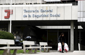 ep una persona pasa por la entrada de la sede de la tesoreria general de la seguridad social en