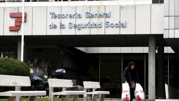 ep una persona pasa por la entrada de la sede de la tesoreria general de la seguridad social en