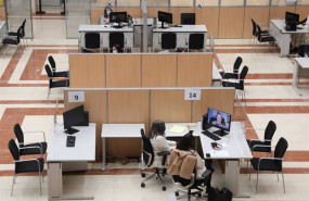 ep varias empleadas trabajan en una oficina de la agencia tributaria
