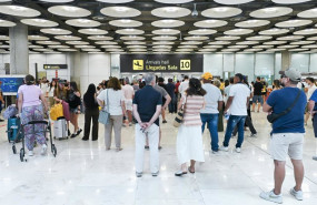 ep varias personas en la zona de llegadas de la t4 a 9 de agosto de 2026 en madrid espana