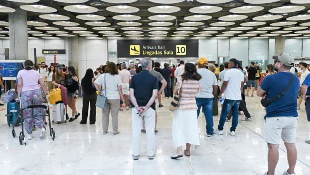 ep varias personas en la zona de llegadas de la t4 a 9 de agosto de 2026 en madrid espana