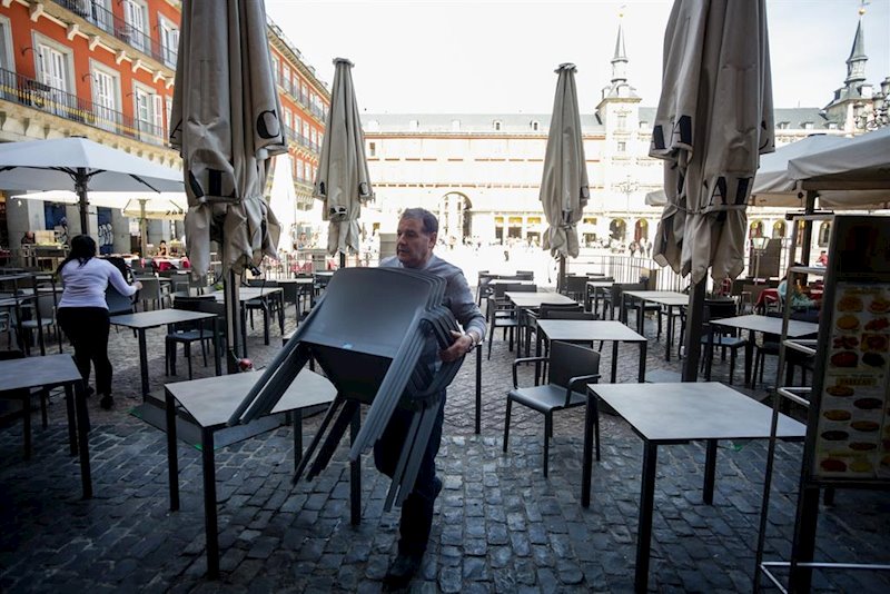 https://img2.s3wfg.com/web/img/images_uploaded/8/7/ep_varios_empleados_de_un_bar_de_la_plaza_mayor_de_madrid_recogen_la_terraza_un_dia_antes_de_que_se.jpg