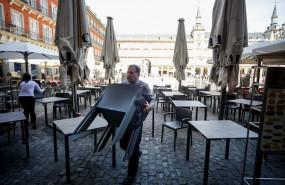 ep varios empleados de un bar de la plaza mayor de madrid recogen la terraza un dia antes de que se