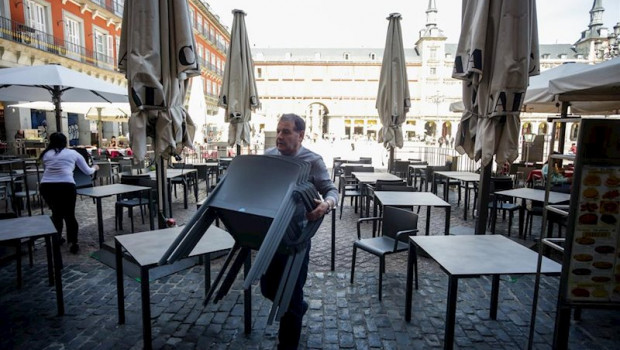 ep varios empleados de un bar de la plaza mayor de madrid recogen la terraza un dia antes de que se
