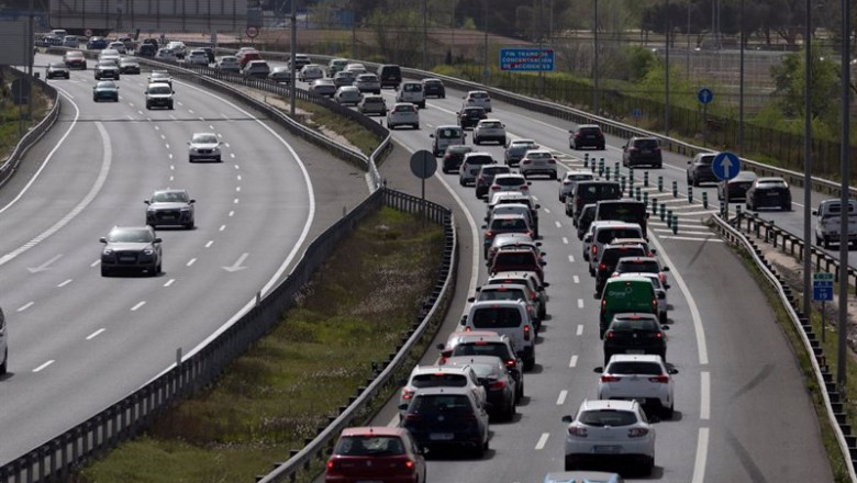 ep vehiculos circulan por la la a5 durante el comienzo de la operacion salida de las vacaciones de ep vehiculos circulan por la la a5 durante el comienzo de la operacion salida de las vacaciones de