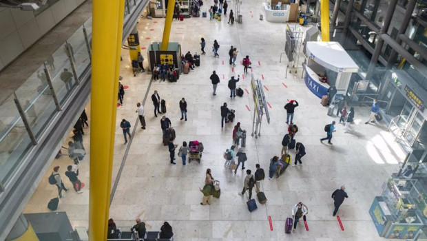 ep vista general de viajeros en la terminal t 4 del aeropuerto adolfo suarez madrid barajas