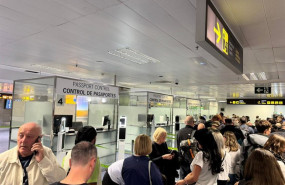 ep archivo   colas de turistas en el control de pasaportes en el aeropuerto tenerife sur