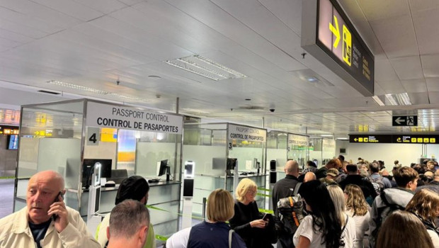 ep archivo   colas de turistas en el control de pasaportes en el aeropuerto tenerife sur